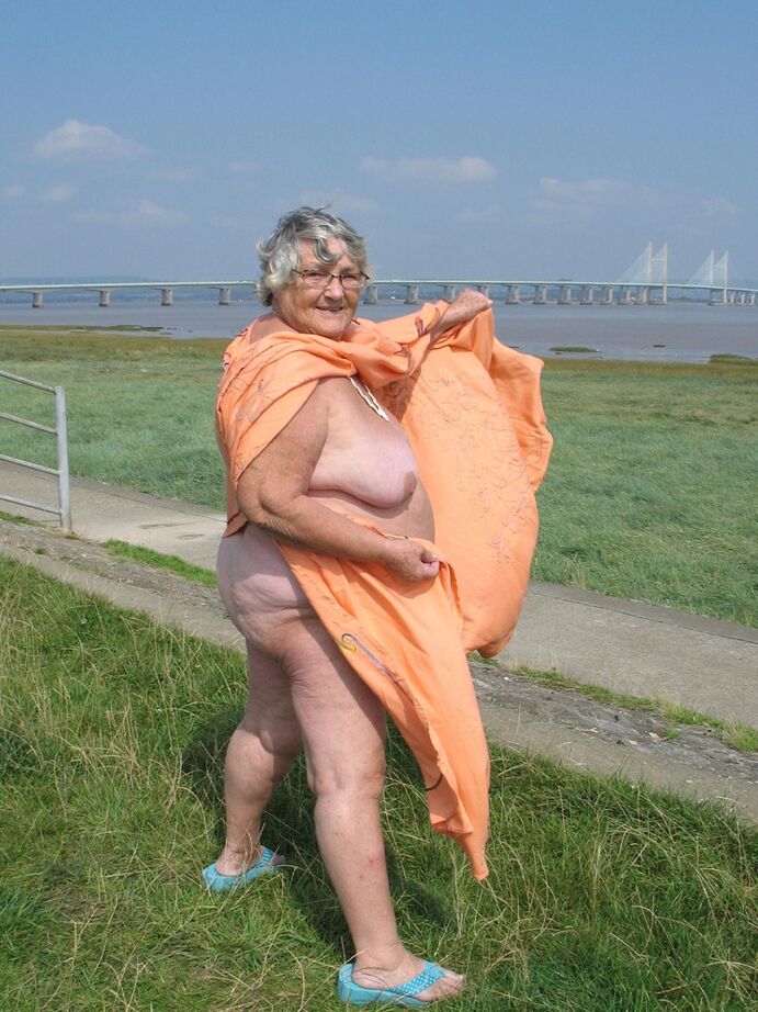 20P Geeky Grandma Libby flashing her monster mature curves in the filed