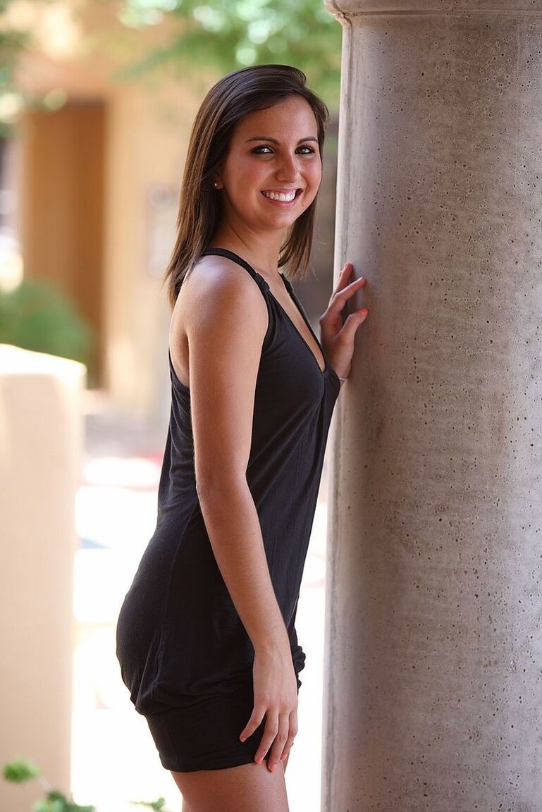 16P Bree, une adolescente coquine, fait glisser ses sous-vêtements sous sa jupe pour exposer sa chatte chauve.