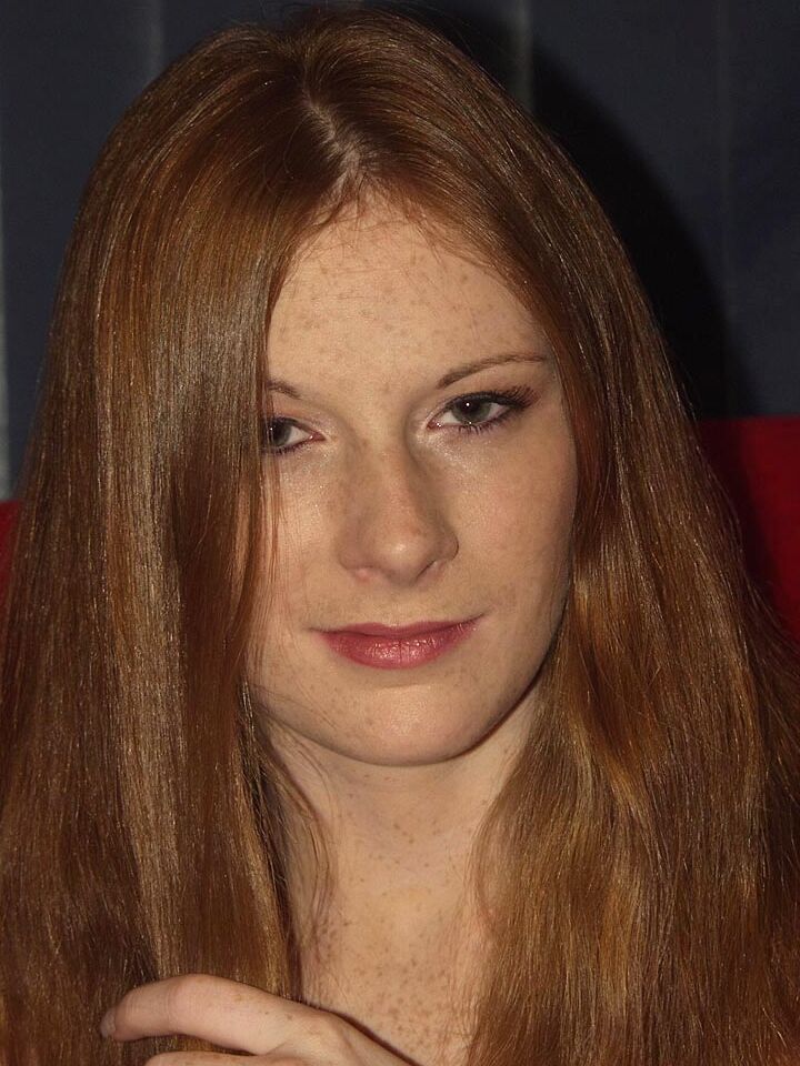 16P Redhead with freckles Alison shows the pink of her twat in nude posing debut