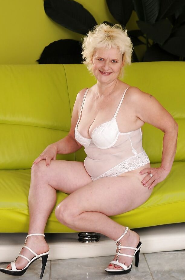 16P Abuela lasciva con grandes tetas flácidas despojándose de su lencería blanca
