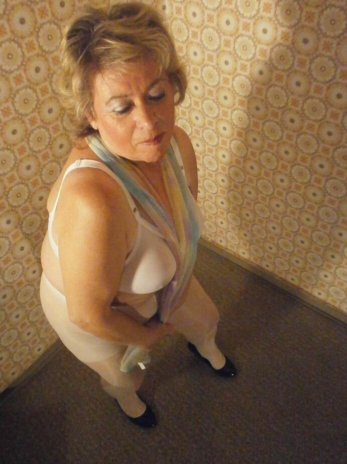 20P Madura culona Caro posando en pantimedias blancas y tacones negros