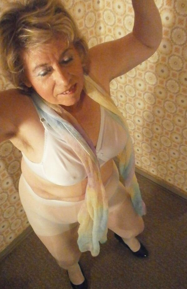20P Madura culona Caro posando en pantimedias blancas y tacones negros