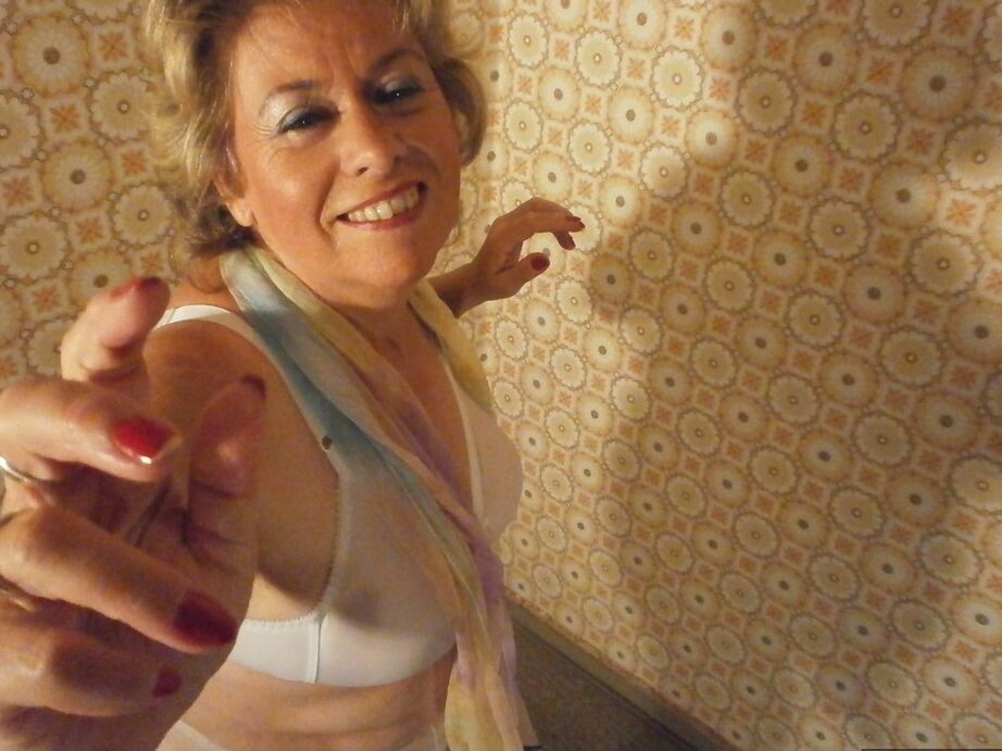 20P Madura culona Caro posando en pantimedias blancas y tacones negros