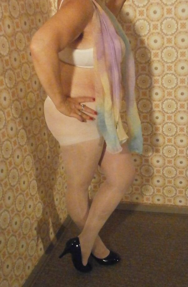 20P Madura culona Caro posando en pantimedias blancas y tacones negros
