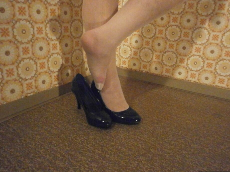 20P Madura culona Caro posando en pantimedias blancas y tacones negros