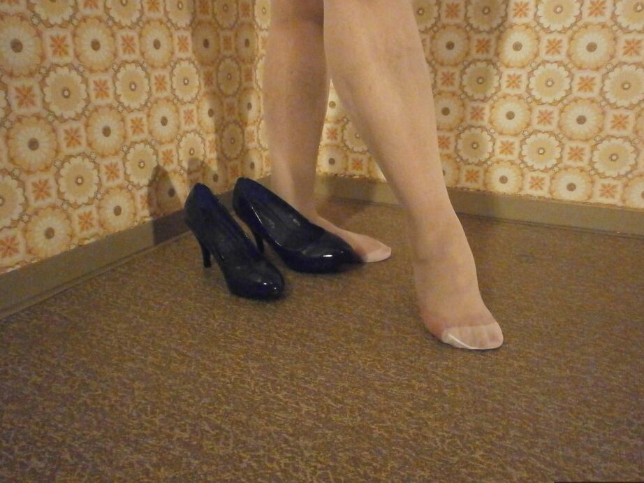 20P Madura culona Caro posando en pantimedias blancas y tacones negros