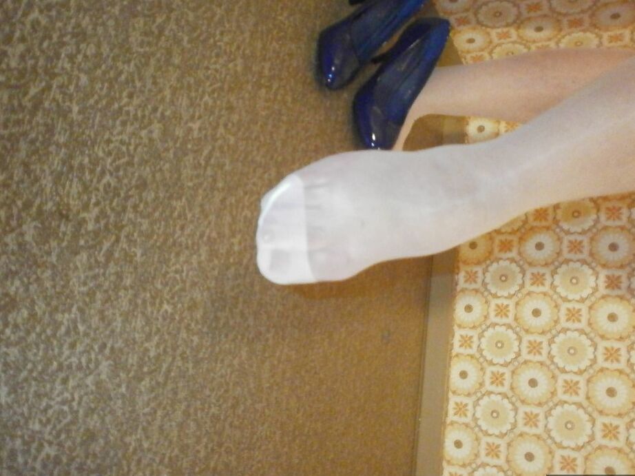 20P Madura culona Caro posando en pantimedias blancas y tacones negros