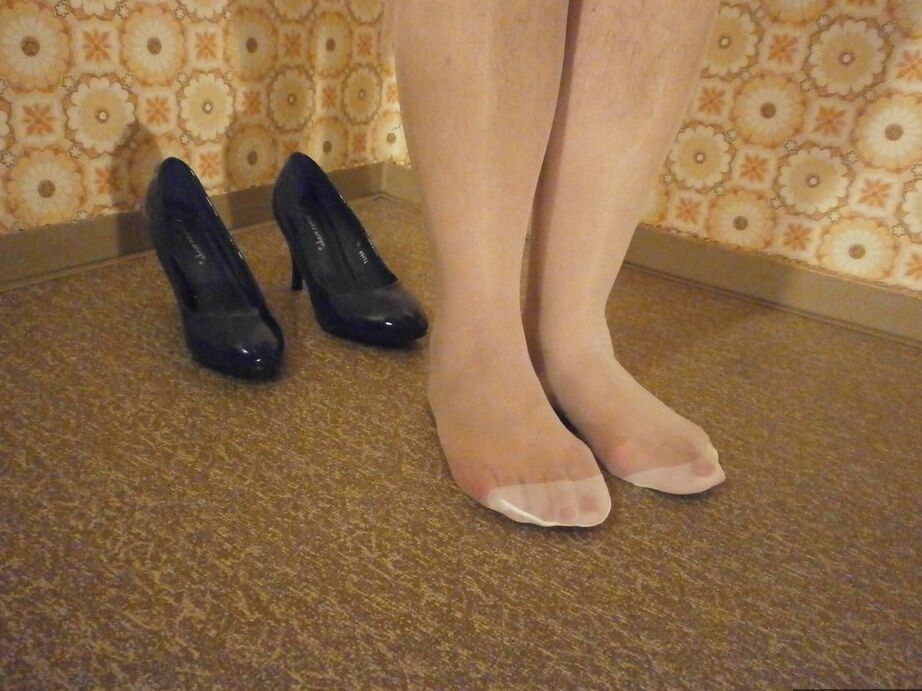 20P Madura culona Caro posando en pantimedias blancas y tacones negros