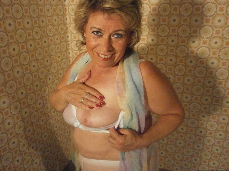 20P Madura culona Caro posando en pantimedias blancas y tacones negros