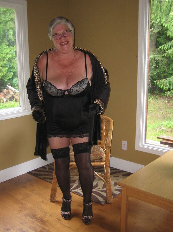 20P Fat oma Girdle Goddess libera sua buceta raspada de sua calcinha em uma cadeira