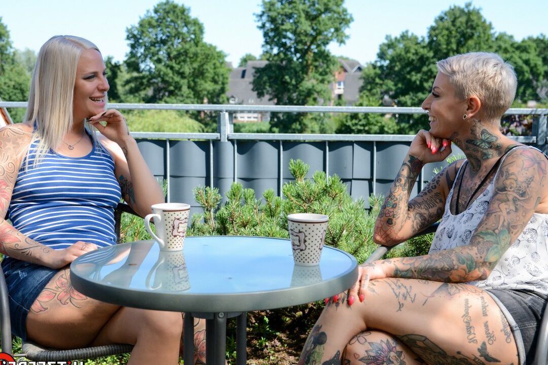 20P Tätowierte Lesben geben sich beim Sex auf dem Bett einen Dildo in ihr Arschloch