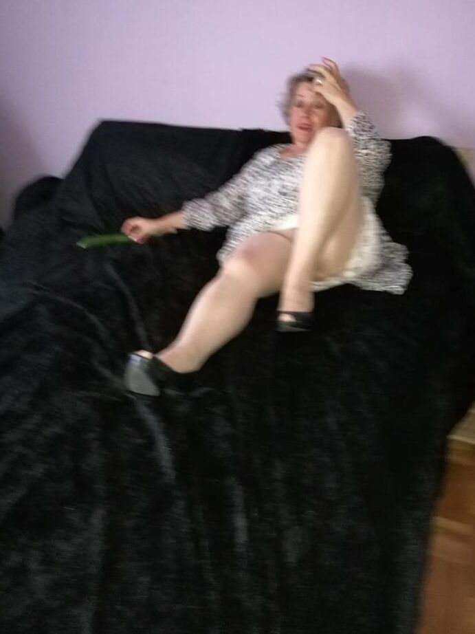 20P La vieja Caro se satisface el coño cachondo con pepino tras bajarse la manguera