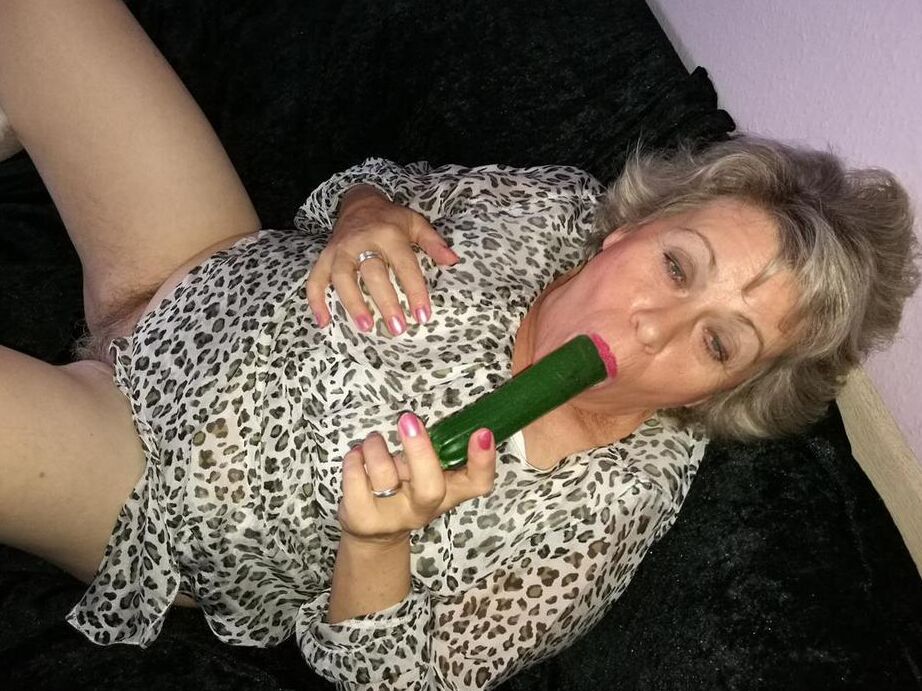 20P La vieja Caro se satisface el coño cachondo con pepino tras bajarse la manguera