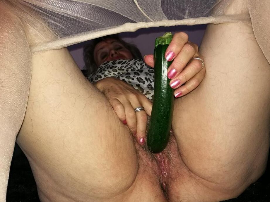 20P La vieja Caro se satisface el coño cachondo con pepino tras bajarse la manguera