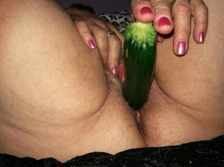 20P La vieja Caro se satisface el coño cachondo con pepino tras bajarse la manguera