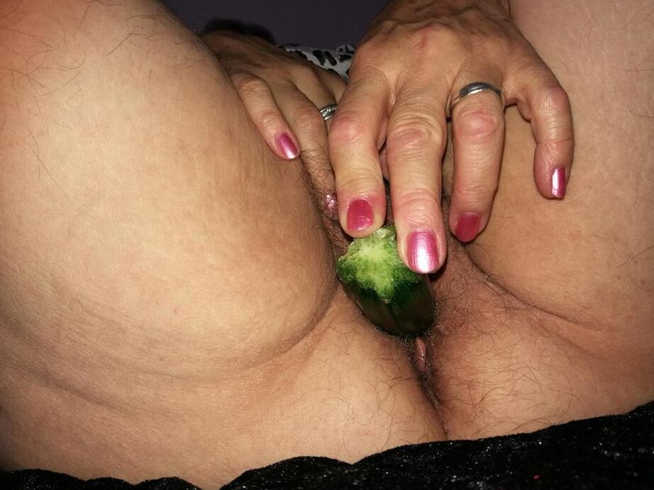 20P La vieja Caro se satisface el coño cachondo con pepino tras bajarse la manguera