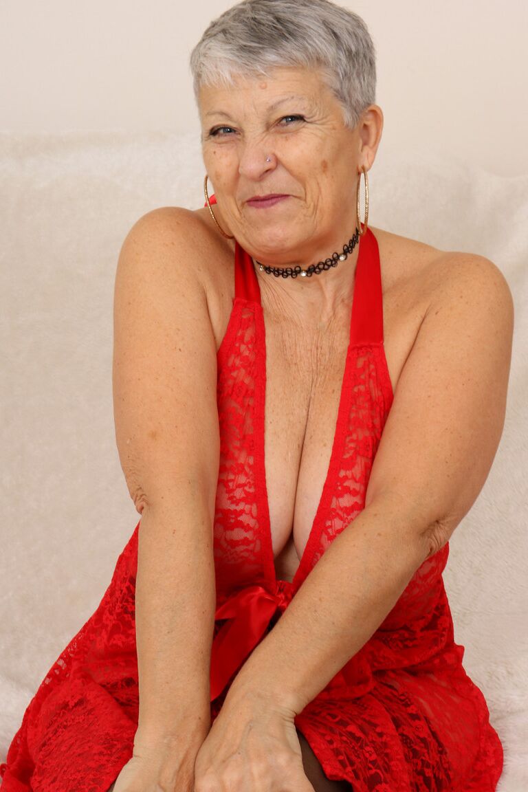 16P Une grand-mère âgée qui s'amuse en lingerie rouge et chaude lèche les tétons
