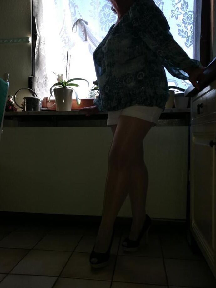 20P Old woman Caro pulls down her pantyhose in high heels at kitchen table