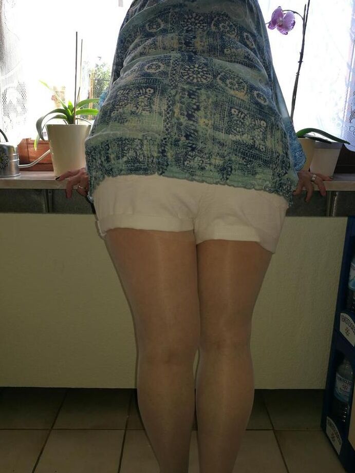 20P Old woman Caro pulls down her pantyhose in high heels at kitchen table