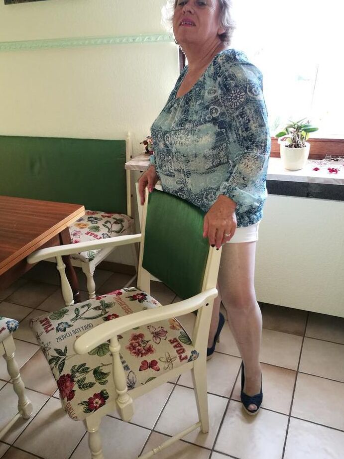 20P Old woman Caro pulls down her pantyhose in high heels at kitchen table