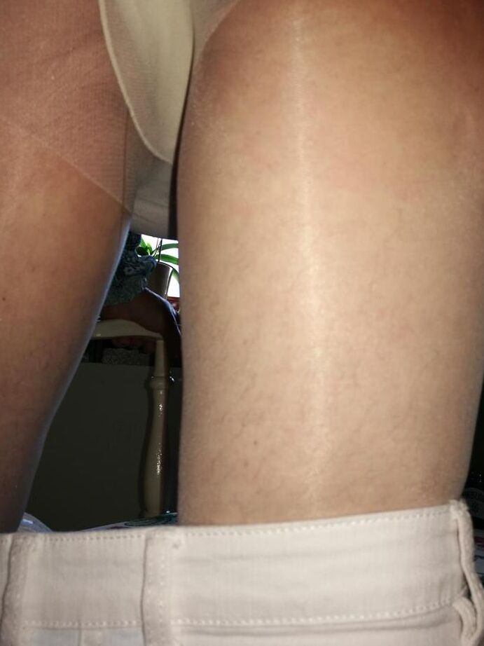 20P Old woman Caro pulls down her pantyhose in high heels at kitchen table