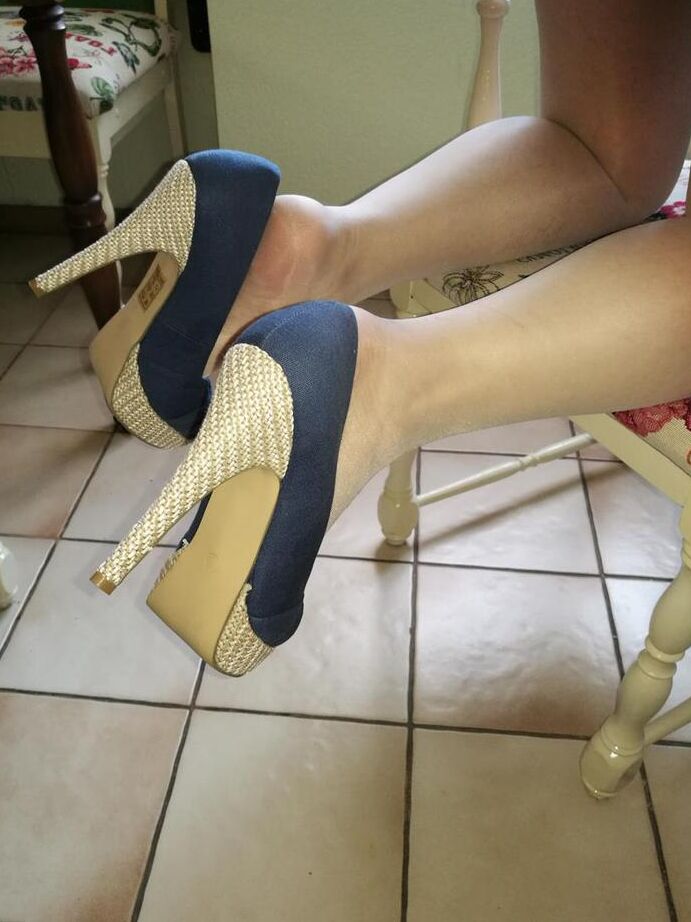 20P Old woman Caro pulls down her pantyhose in high heels at kitchen table