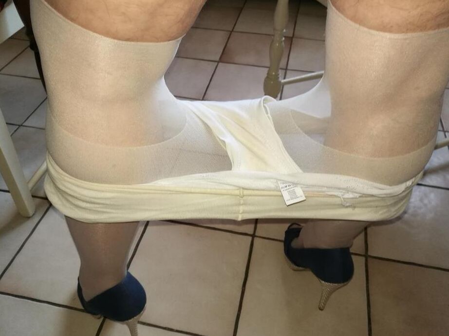 20P Old woman Caro pulls down her pantyhose in high heels at kitchen table