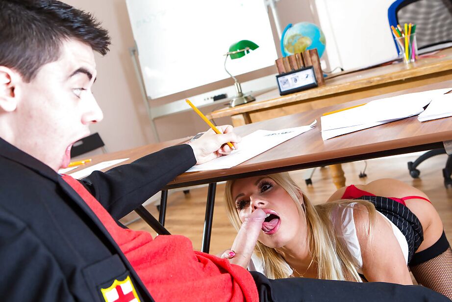 Michelle Thorne, enseignante MILF européenne aux gros seins, séduit le sexe d'un étudiant