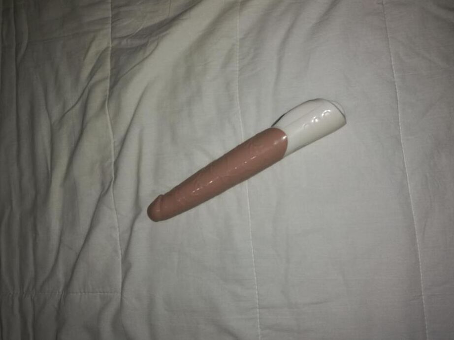 20P La vieille dame en chaleur Caro enlève sa culotte blanche pour se goder la chatte avec des bas sexy