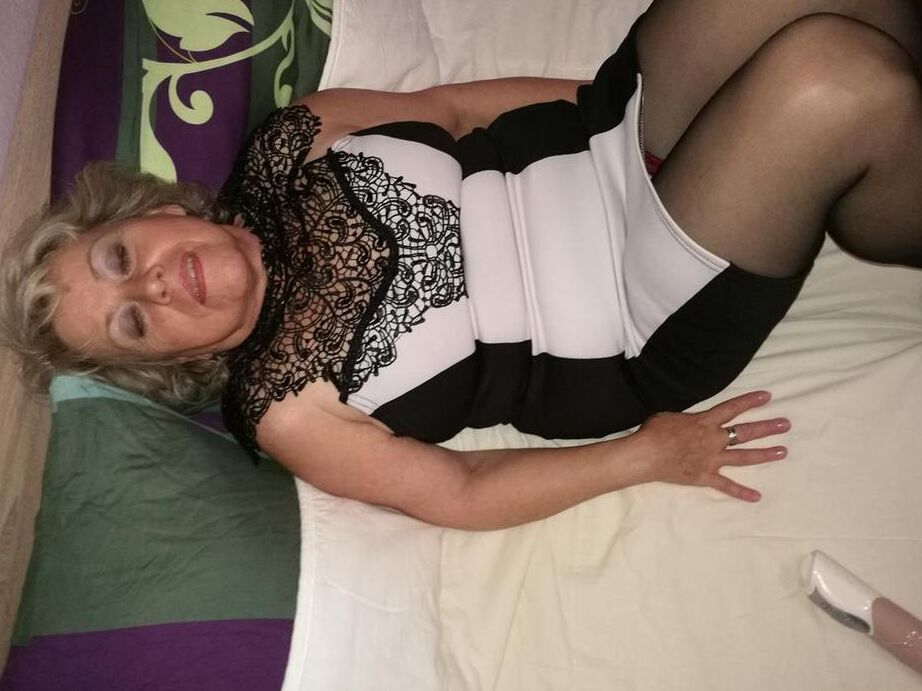 20P La vieille dame en chaleur Caro enlève sa culotte blanche pour se goder la chatte avec des bas sexy
