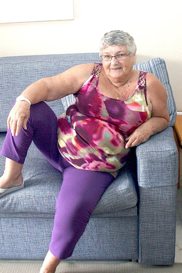 20P Abuela gorda enorme dejando al descubierto sus tetas caídas