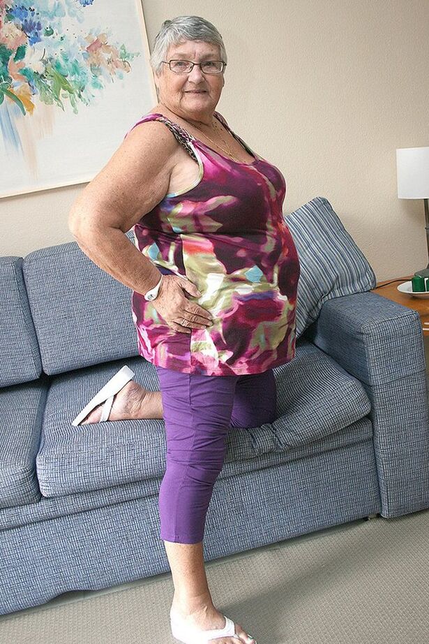 20P Abuela gorda enorme dejando al descubierto sus tetas caídas