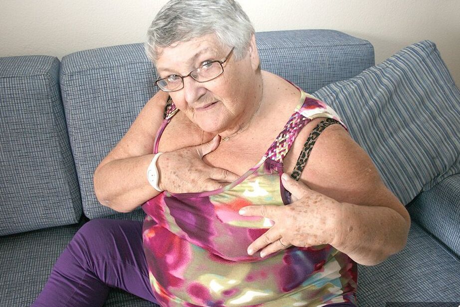 20P Abuela gorda enorme dejando al descubierto sus tetas caídas