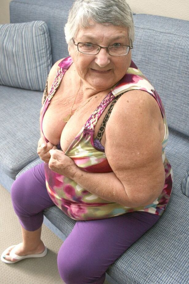 20P Abuela gorda enorme dejando al descubierto sus tetas caídas