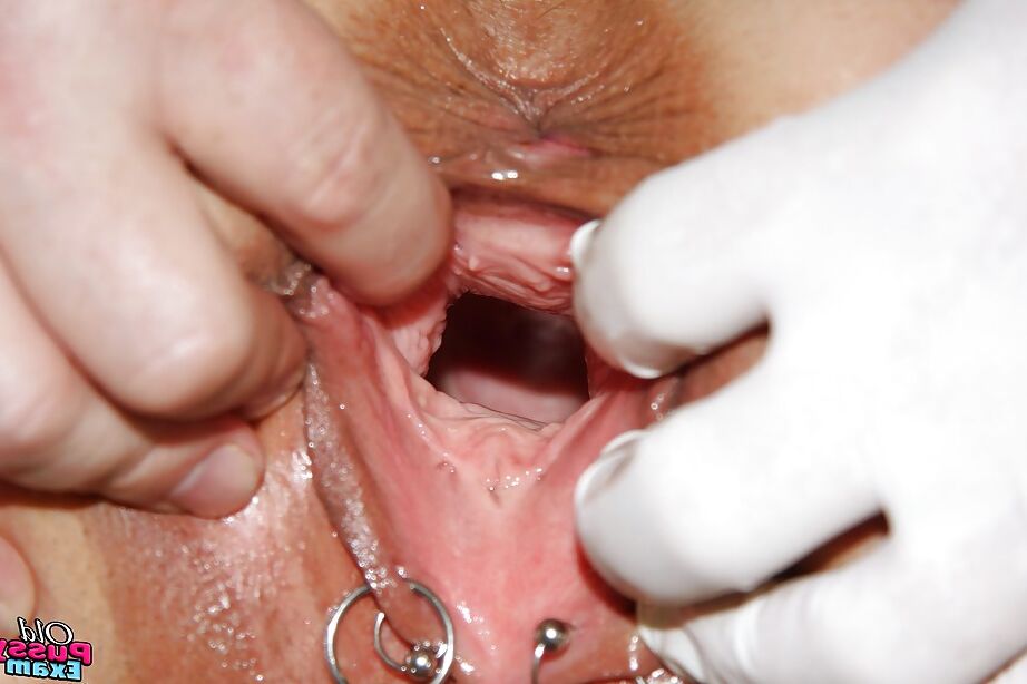 16P Trashy Gyno visita a la oficina con el coño jugoso de la abuela abierto para jugar con juguetes