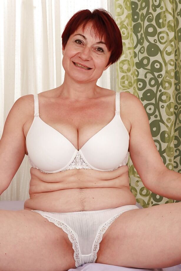 16P Abuela lujuriosa con grandes tetas flácidas desnudándose y abriendo las piernas