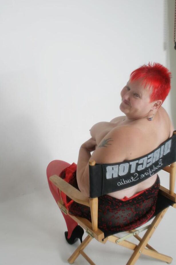 Die 20P dicke Oma Valgasmic Exposed trägt kurze rote Haare und zeigt dabei ihren riesigen Arsch