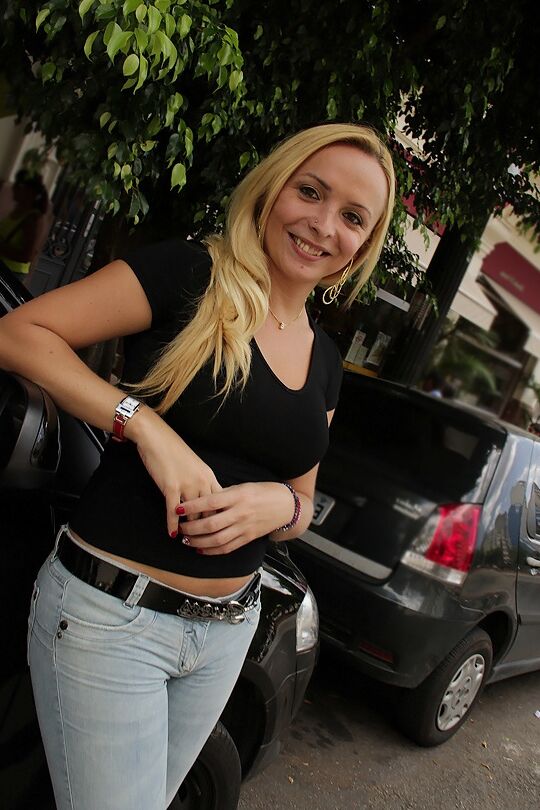16P Linda loira travesti latina Erika Vasconcelos exibindo peitos grandes