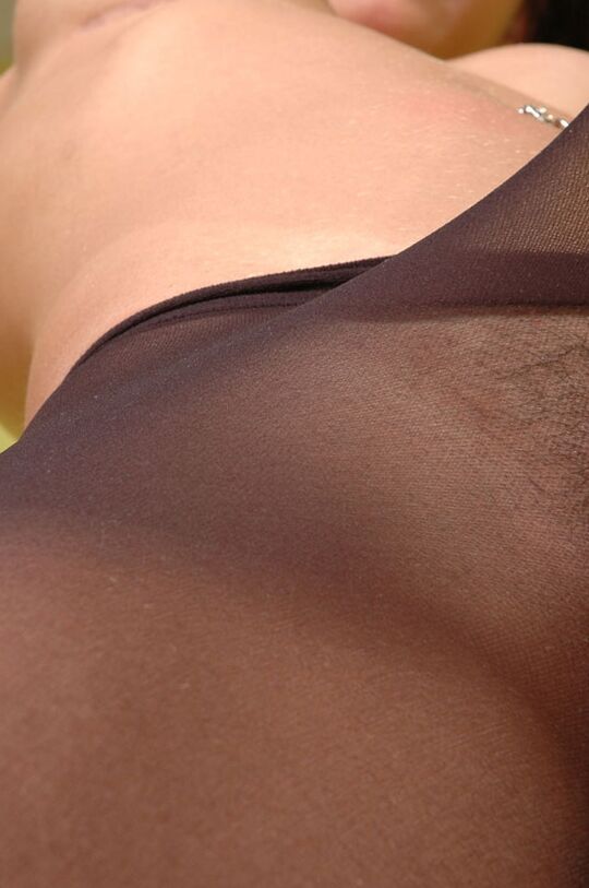 20P Travesti sensacional exibindo seu shlong através da meia-calça transparente até a cintura