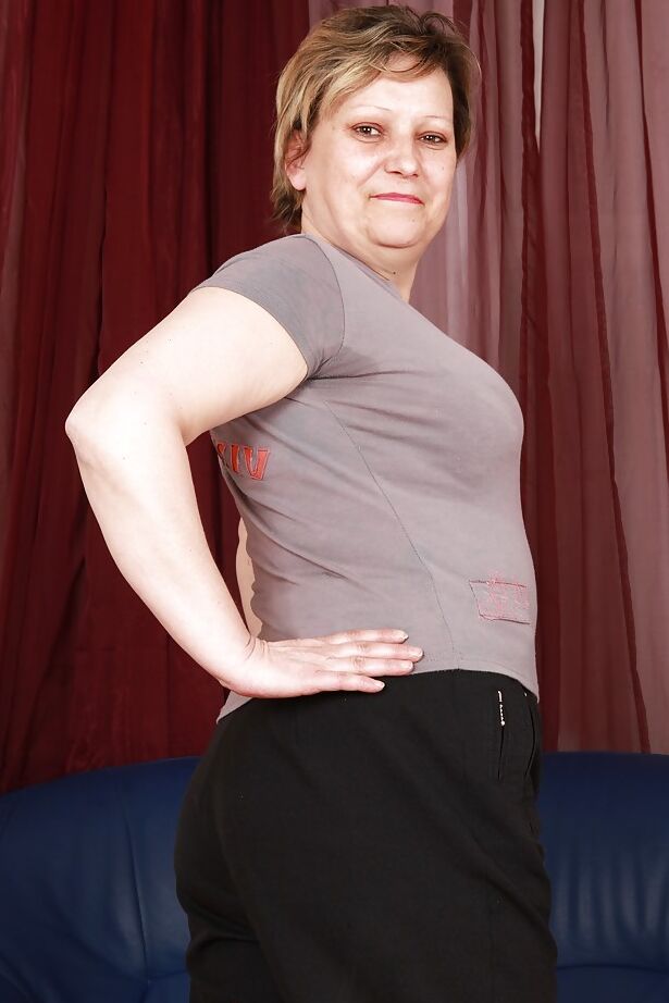 16P Sale mamie grasse aux seins flasques se déshabillant