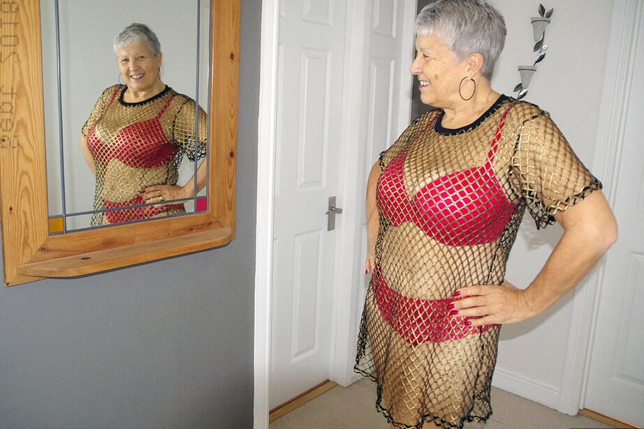 20P La chaude nan Savana enlève une robe en maille et de la lingerie avant de montrer sa chatte chauve.