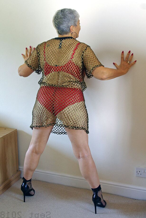 20P La chaude nan Savana enlève une robe en maille et de la lingerie avant de montrer sa chatte chauve.