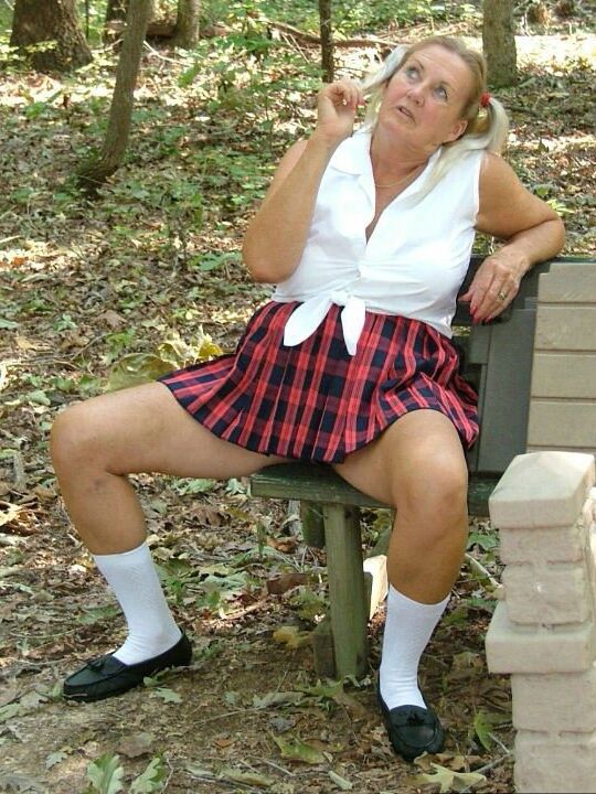 19P La blonde nan Adonna se dirige vers les bois pour des poses nues en tenue d'écolière