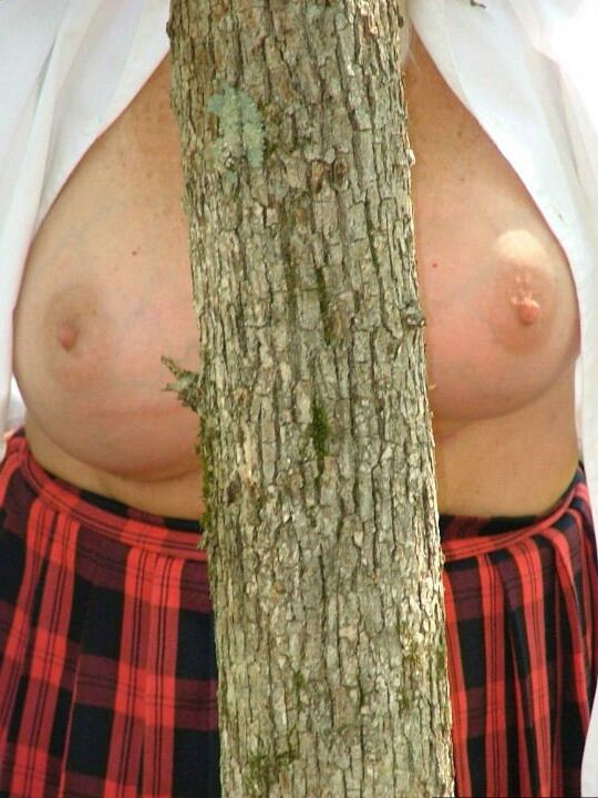 19P La blonde nan Adonna se dirige vers les bois pour des poses nues en tenue d'écolière