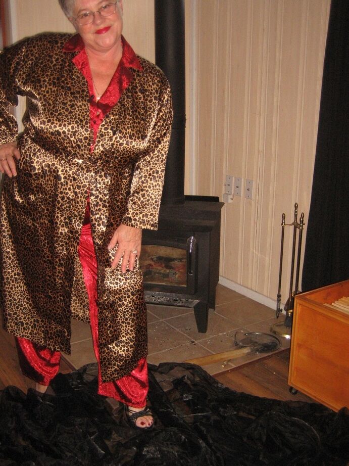 20P Old amateur Girdle Goddess gets naked in front of a parlour stove