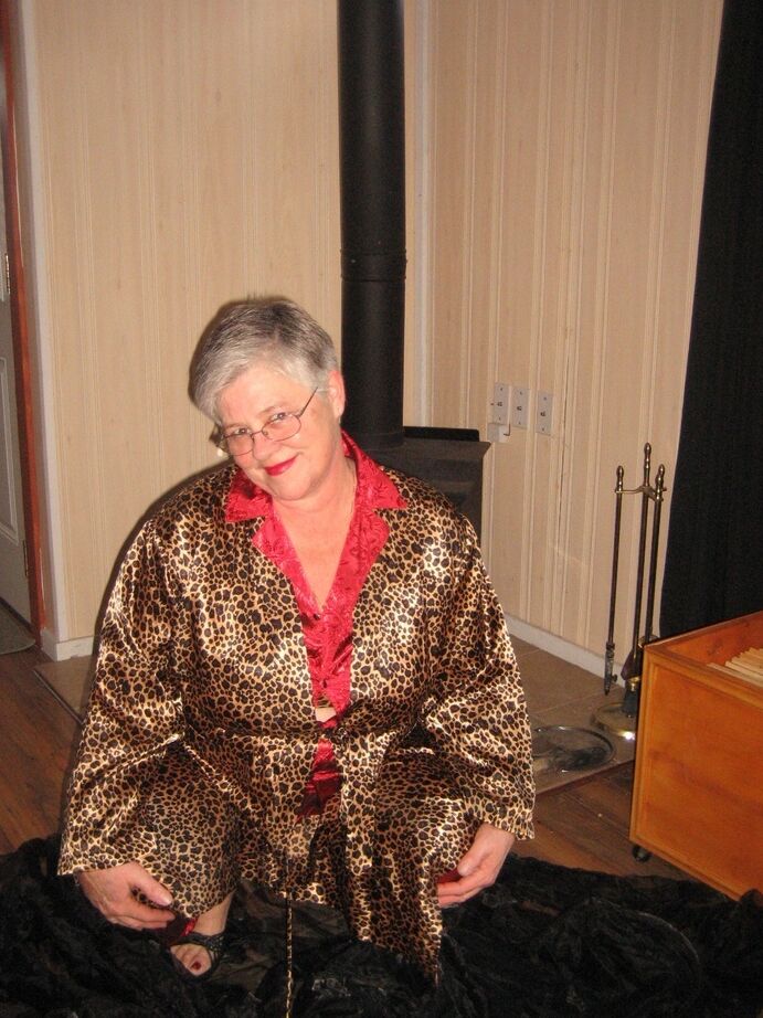 20P Old amateur Girdle Goddess gets naked in front of a parlour stove