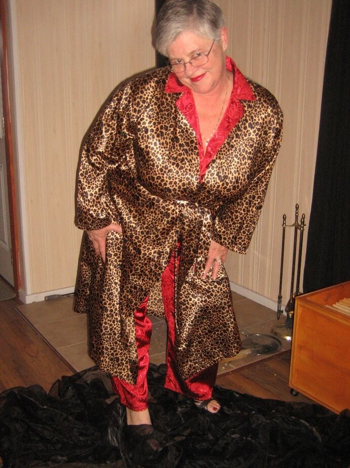 20P Old amateur Girdle Goddess gets naked in front of a parlour stove