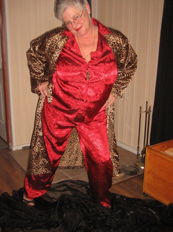 20P Old amateur Girdle Goddess gets naked in front of a parlour stove