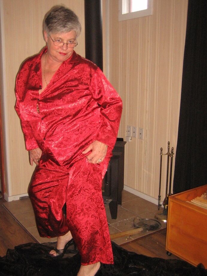 20P Old amateur Girdle Goddess gets naked in front of a parlour stove