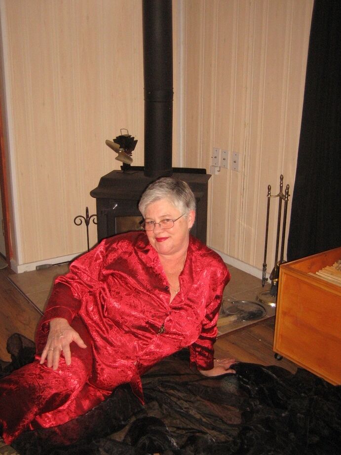20P Old amateur Girdle Goddess gets naked in front of a parlour stove